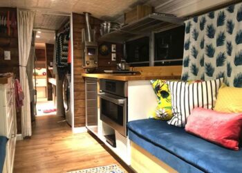 ‘Big Bertha’ es la conversión de un autobús escolar moderno que es el hogar de una familia de 5 (video)
