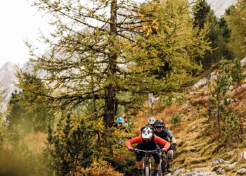 Explorando el desierto del parque natural Fanes-Sennes-Braies de Tirol del Sur en E-MTB