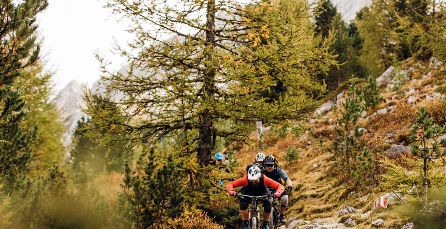 Explorando el desierto del parque natural Fanes-Sennes-Braies de Tirol del Sur en E-MTB