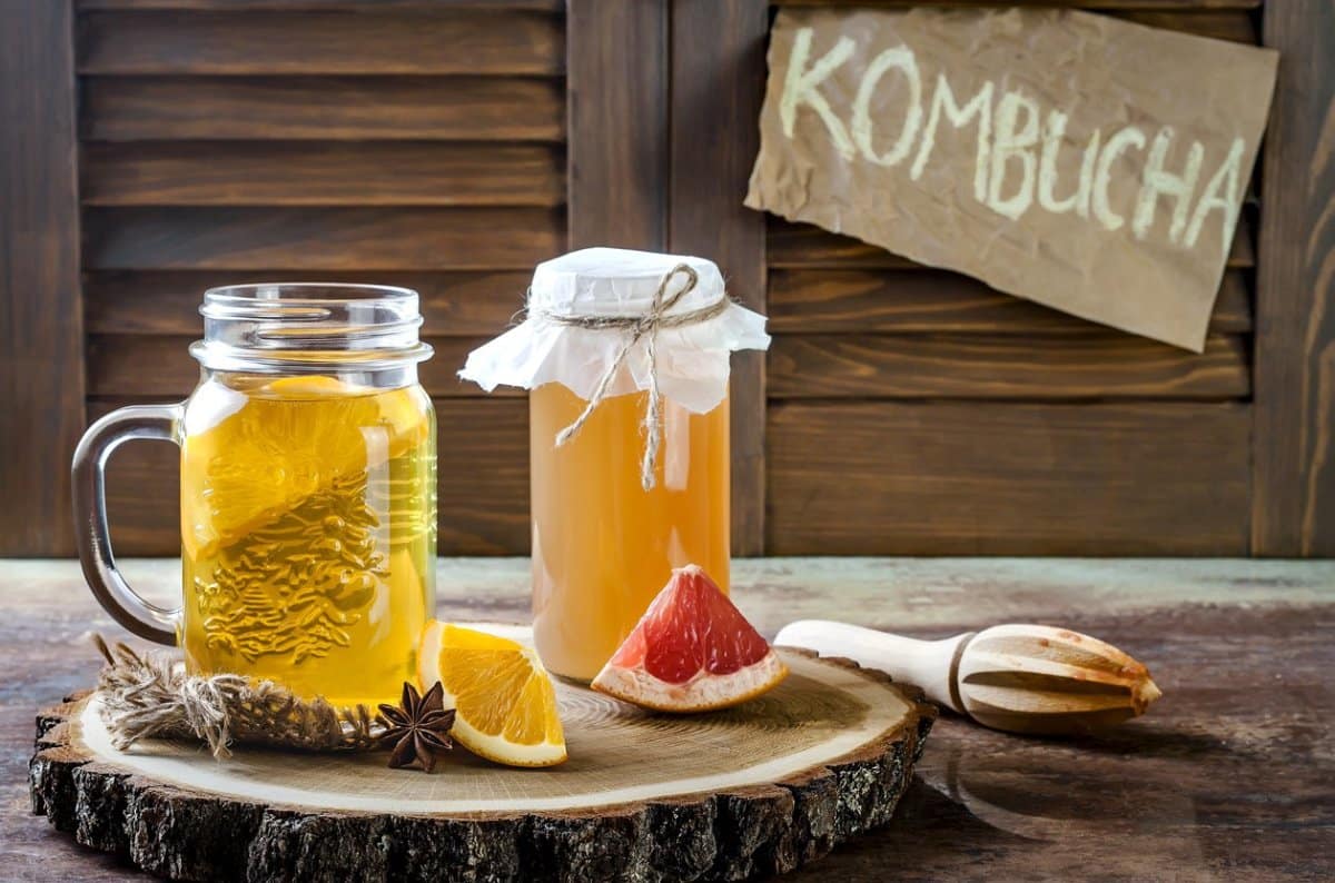 Esta receta de kombucha de 4 ingredientes es fácil fermentada por bricolaje