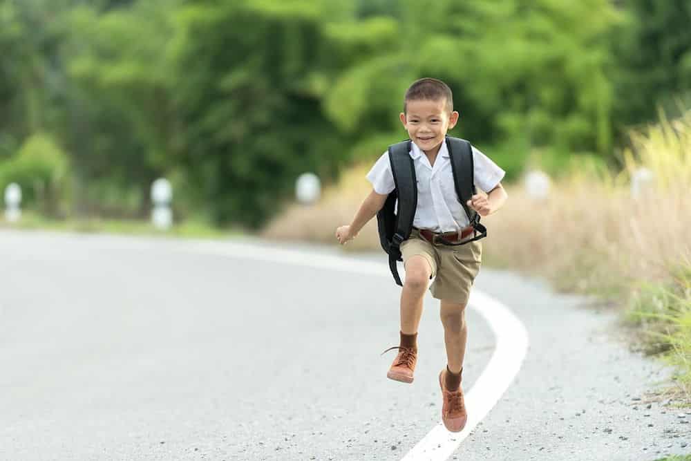 Una muy buena razón por la que su hijo debería caminar a la escuela