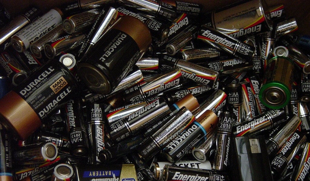 Study shows one out of three people throw batteries in the garbage