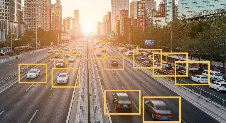 Imagen de una carretera de varios carriles para cada sentido con pocos coches y señalizados